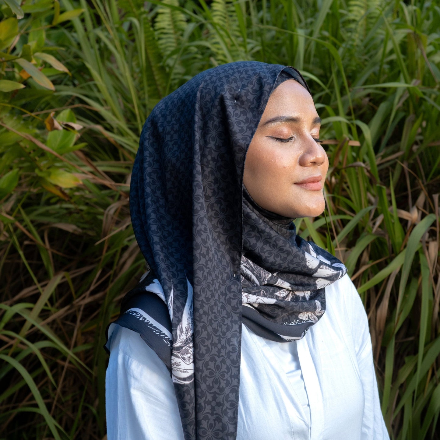 Sekuntum Shawl in Black Dahlia