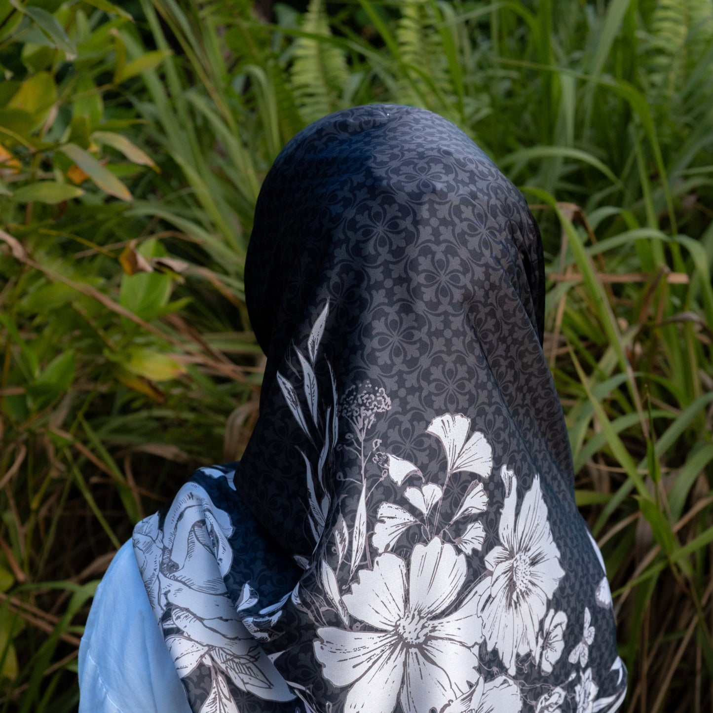 Sekuntum Shawl in Black Dahlia